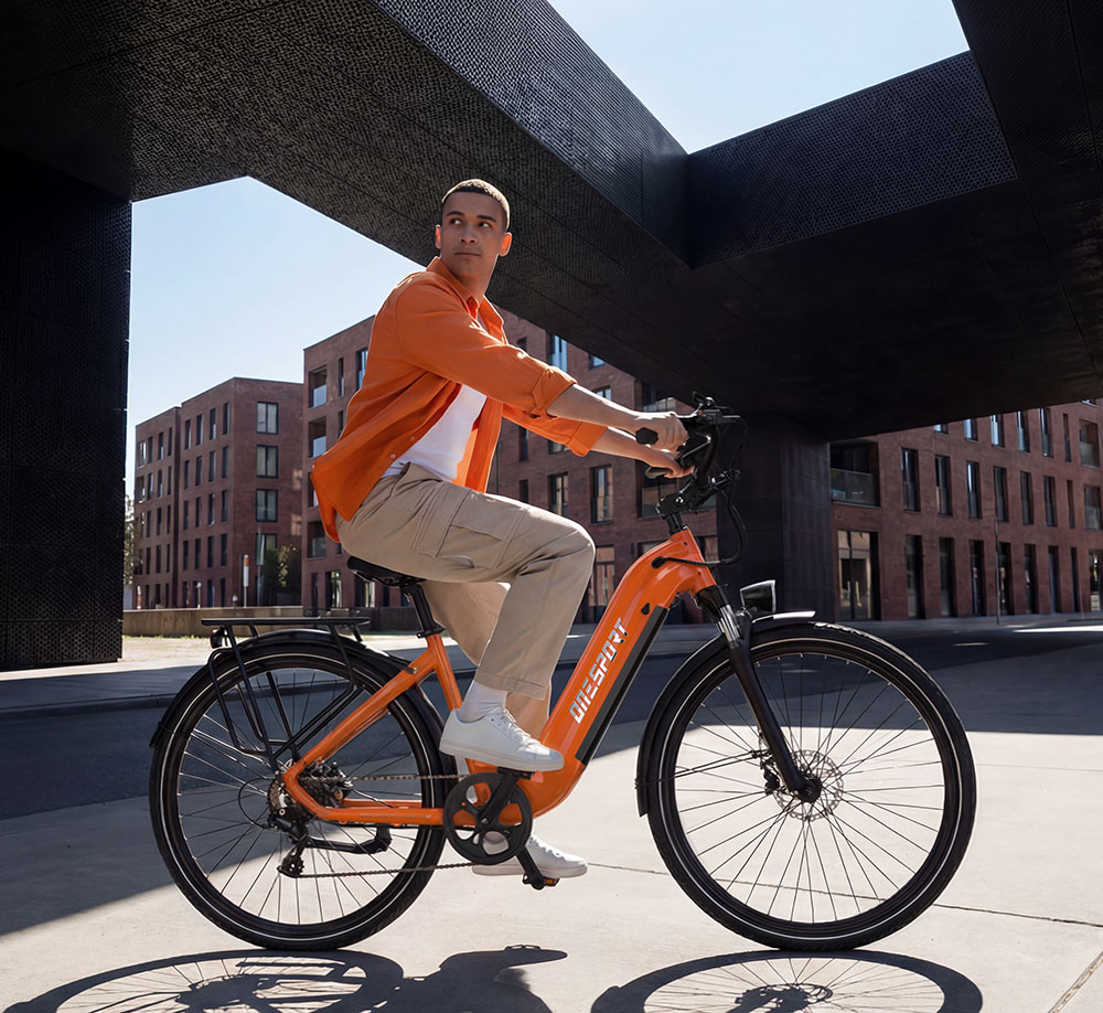 Onesport OT05 Pro V&eacute;lo &eacute;lectrique, moteur 250 W, batterie 36 V 22,5 Ah, pneus 700*50C, vitesse maximale 25 km/h, autonomie 140 km, freins &agrave; disque hydrauliques, fourche &agrave; suspension avant, transmission Shimano 7 vitesses - Orange