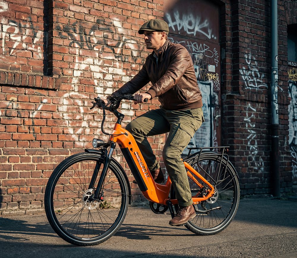 Onesport OT05 Pro V&eacute;lo &eacute;lectrique, moteur 250 W, batterie 36 V 22,5 Ah, pneus 700*50C, vitesse maximale 25 km/h, autonomie 140 km, freins &agrave; disque hydrauliques, fourche &agrave; suspension avant, transmission Shimano 7 vitesses - Orange