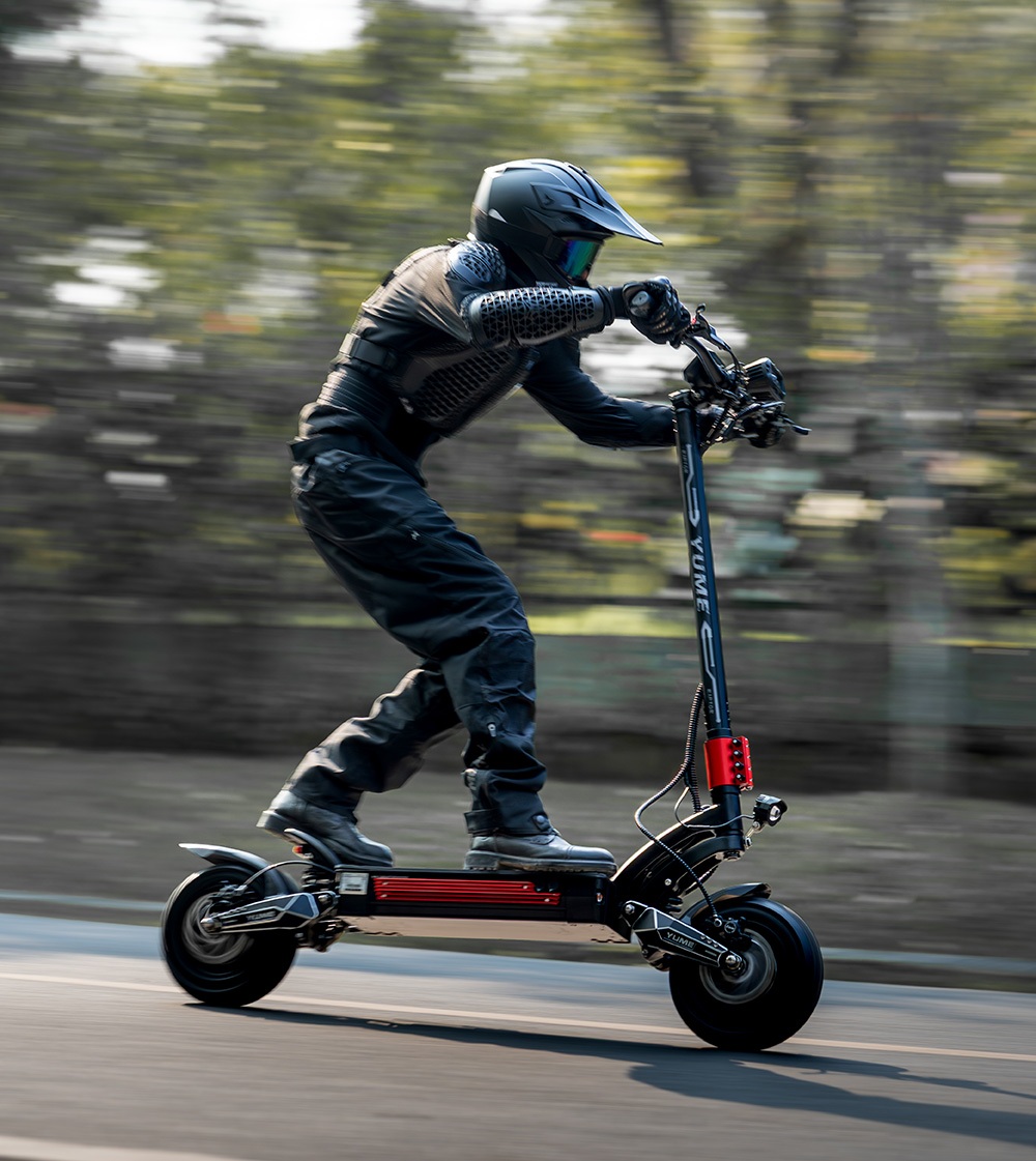 YUME Raptor elektromos robog&oacute;, 6000W-os kettős motor, 60V 30Ah akkumul&aacute;tor, 80km/h sebess&eacute;g, 96km hat&oacute;t&aacute;v, 11