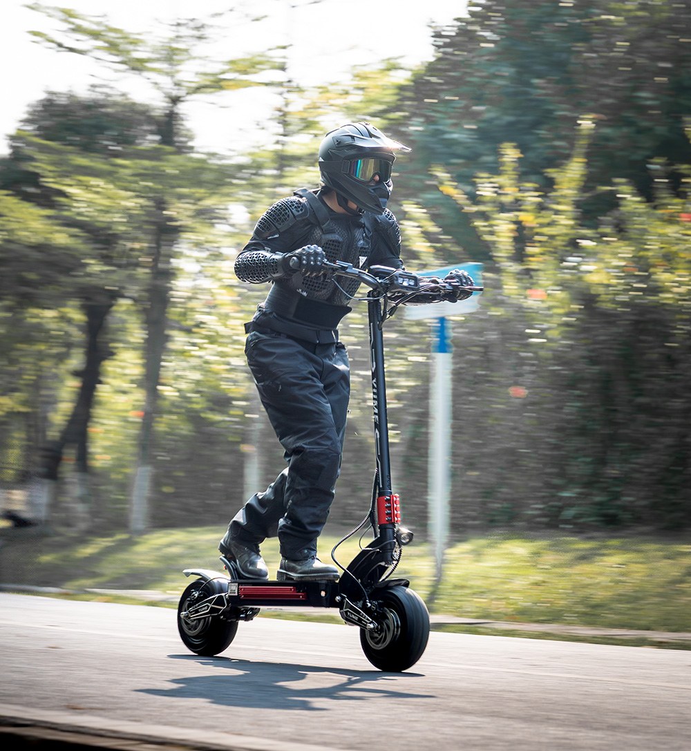 YUME Raptor elektromos robog&oacute;, 6000W-os kettős motor, 60V 30Ah akkumul&aacute;tor, 80km/h sebess&eacute;g, 96km hat&oacute;t&aacute;v, 11