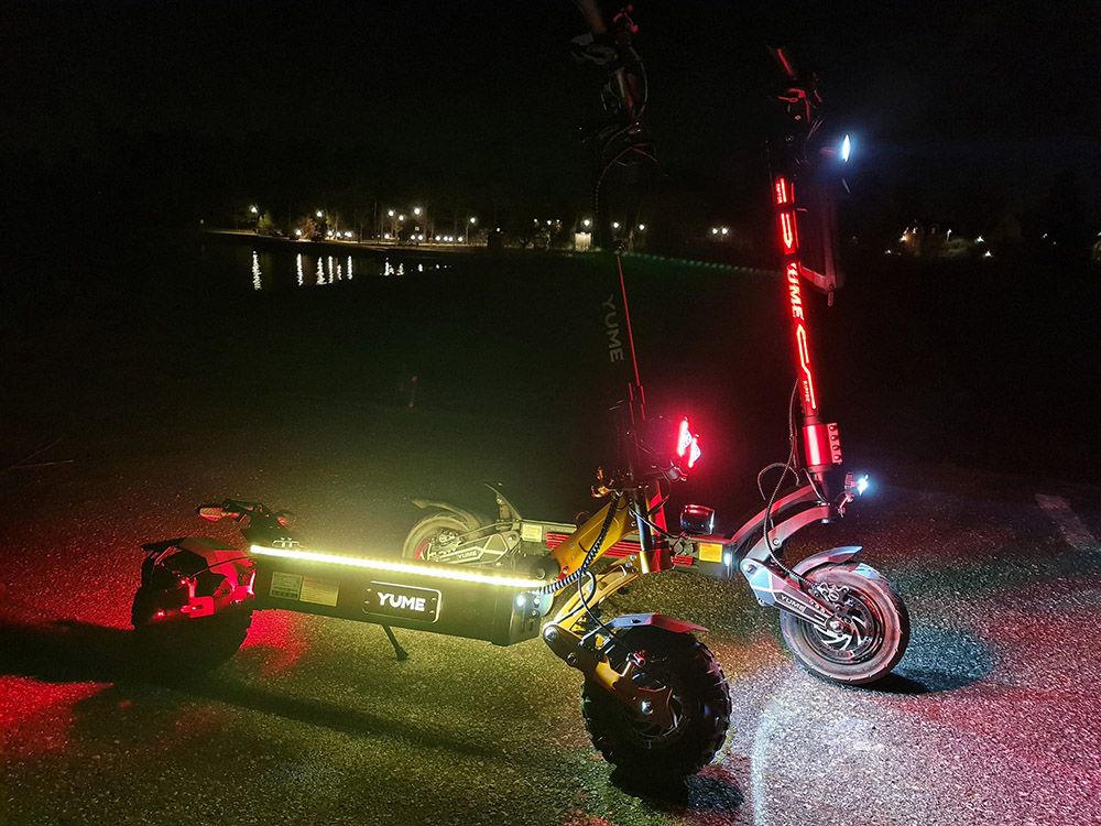 YUME Raptor elektromos robog&oacute;, 6000W-os kettős motor, 60V 30Ah akkumul&aacute;tor, 80km/h sebess&eacute;g, 96km hat&oacute;t&aacute;v, 11